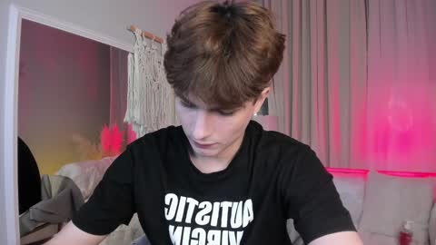 Call me Leo online show from December 8, 9:57 am