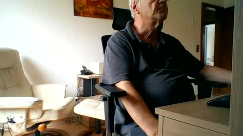 Snapshot of camcologne chatting on June 15, 9:22 am camcologne online show from June 15, 9:22 am