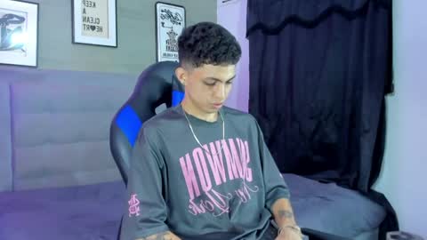 Snapshot of cameron_lux4 chatting on April 11, 4:17 am CAMERON online show from April 11, 4:17 am