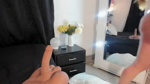 Snapshot of cami_cruzz chatting on May 27, 9:34 pm Camila cruz online show from May 27, 9:34 pm