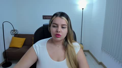 Snapshot of camiilaa1 chatting on February 8, 6:01 am Camila online show from February 8, 6:01 am