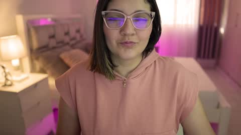 Snapshot of camila_buitrago chatting on December 9, 2:39 pm Camila buitrago online show from December 9, 2:39 pm