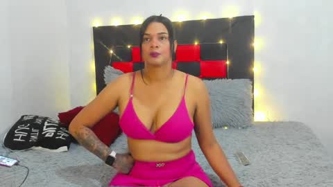 Snapshot of camila_valenciia_ chatting on April 22, 2:58 am Camila online show from April 22, 2:58 am