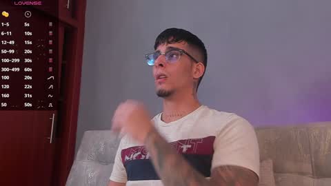 Snapshot of camilo_ospina_ chatting on December 30, 3:25 am INDEPENDENT MODEL online show from December 30, 3:25 am