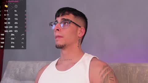 Snapshot of camilo_ospina_ chatting on January 4, 12:49 pm INDEPENDENT MODEL online show from January 4, 12:49 pm