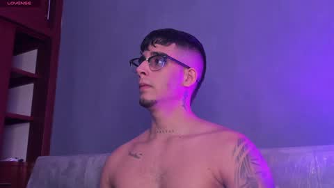 Snapshot of camilo_ospina_ chatting on January 11, 12:18 pm INDEPENDENT MODEL online show from January 11, 12:18 pm