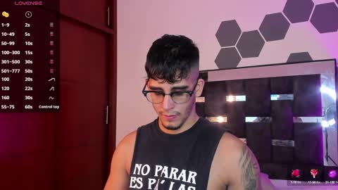 Snapshot of camilo_ospina_ chatting on February 8, 11:24 pm INDEPENDENT MODEL online show from February 8, 11:24 pm