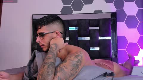 Snapshot of camilo_ospina_ chatting on February 15, 2:00 pm INDEPENDENT MODEL online show from February 15, 2:00 pm