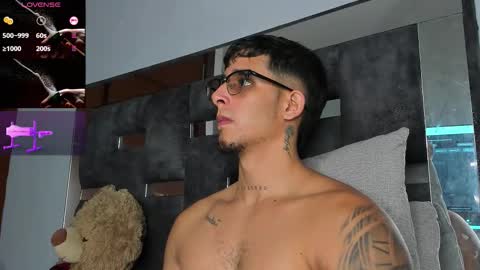 Snapshot of camilo_ospina_ chatting on October 22, 6:02 am INDEPENDENT MODEL online show from October 22, 6:02 am