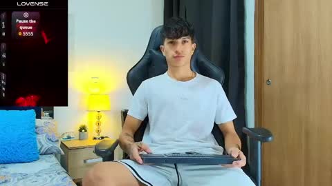 Snapshot of camilobass_ chatting on May 24, 8:14 pm Camilo Bass online show from May 24, 8:14 pm