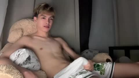 Snapshot of camwithethan chatting on May 4, 9:49 am Ethan online show from May 4, 9:49 am