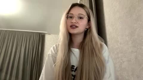 candelariahile online show from February 3, 4:12 pm