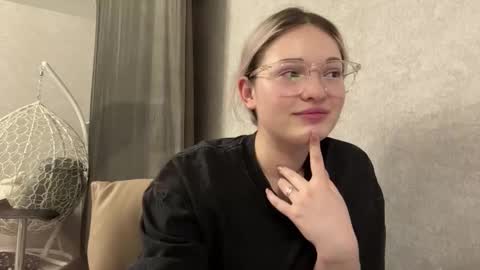 candelariahile online show from February 18, 3:30 pm