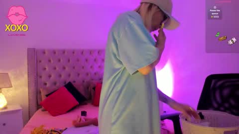 Snapshot of candiegilson__ chatting on November 13, 11:31 am Candie online show from November 13, 11:31 am