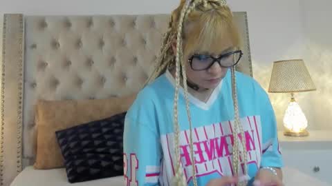 Snapshot of candiegilson__ chatting on December 1, 11:15 am Candie online show from December 1, 11:15 am