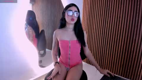 Snapshot of candyglow_ chatting on June 4, 5:52 pm candyglow_ online show from June 4, 5:52 pm