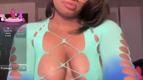 Snapshot of caramel_dreamq chatting on January 10, 2:35 am pretty hazel online show from January 10, 2:35 am