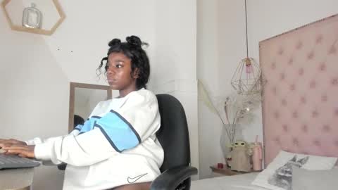 Snapshot of caramel_hellen chatting on December 1, 11:15 am caramel_hellen online show from December 1, 11:15 am