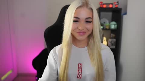 Snapshot of caramell_angel chatting on November 24, 2:39 pm Camilla online show from November 24, 2:39 pm