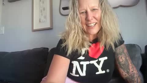 Snapshot of carebear5719 chatting on March 20, 5:07 pm carebear5719 online show from March 20, 5:07 pm