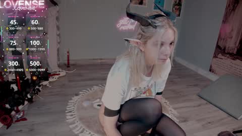 Snapshot of careful_i_bite chatting on October 27, 5:55 am NONA follow online show from October 27, 5:55 am