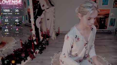 Snapshot of careful_i_bite chatting on October 29, 6:04 am NONA follow online show from October 29, 6:04 am