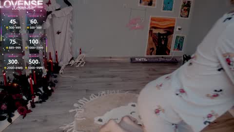 Snapshot of careful_i_bite chatting on November 1, 6:04 am NONA follow online show from November 1, 6:04 am