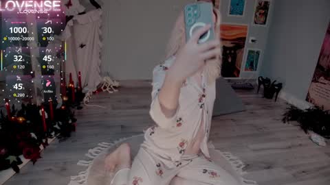 Snapshot of careful_i_bite chatting on November 2, 6:38 am NONA follow online show from November 2, 6:38 am