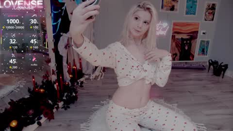 Snapshot of careful_i_bite chatting on November 6, 5:19 am NONA follow online show from November 6, 5:19 am