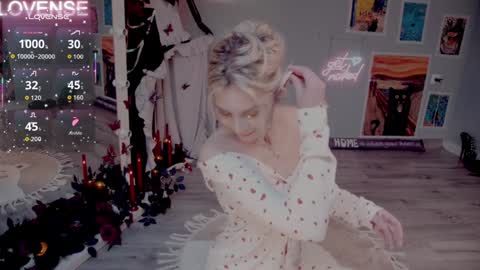 Snapshot of careful_i_bite chatting on November 8, 5:40 am NONA follow online show from November 8, 5:40 am