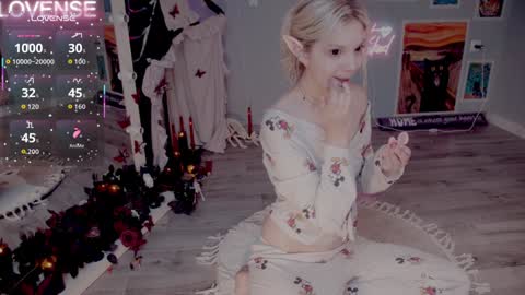 Snapshot of careful_i_bite chatting on November 13, 5:28 am NONA follow online show from November 13, 5:28 am