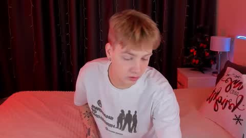 Snapshot of carl_kvirrr chatting on December 13, 11:02 am Carl online show from December 13, 11:02 am