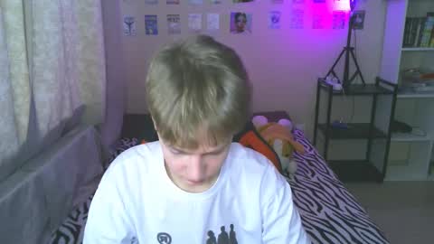 Snapshot of carl_kvirrr chatting on December 16, 11:33 am Carl online show from December 16, 11:33 am