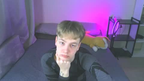 Snapshot of carl_kvirrr chatting on December 17, 7:26 pm Carl online show from December 17, 7:26 pm