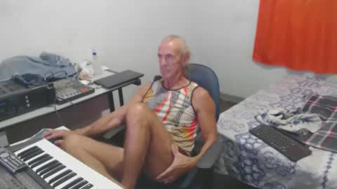 Snapshot of carlos2557 chatting on May 7, 1:55 am carlos online show from May 7, 1:55 am