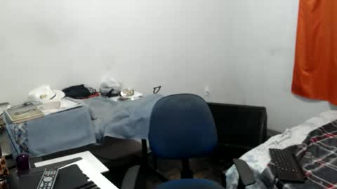 Snapshot of carlos2557 chatting on May 27, 1:57 am carlos online show from May 27, 1:57 am