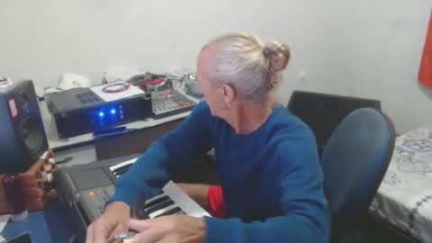 Snapshot of carlos2557 chatting on June 2, 9:39 pm carlos online show from June 2, 9:39 pm