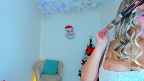 Snapshot of carlota_peach chatting on December 13, 4:16 pm Andrea online show from December 13, 4:16 pm