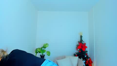 Snapshot of carlota_peach chatting on December 22, 12:05 pm Andrea online show from December 22, 12:05 pm