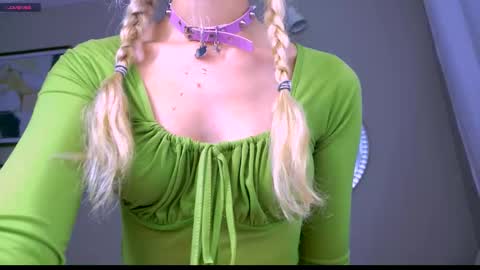 Snapshot of carmen__crybaby chatting on September 15, 2:00 am carmen__crybaby online show from September 15, 2:00 am