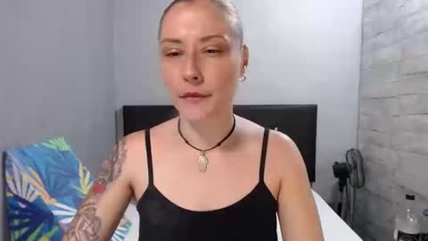 Snapshot of caro_milf_ chatting on September 15, 11:27 pm Caro milf online show from September 15, 11:27 pm