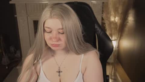 Snapshot of carolina_winter chatting on May 24, 5:34 am Mira online show from May 24, 5:34 am