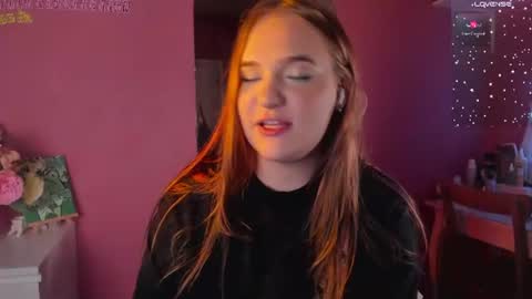 Snapshot of caroline_kiparis chatting on June 18, 10:58 pm Caro online show from June 18, 10:58 pm