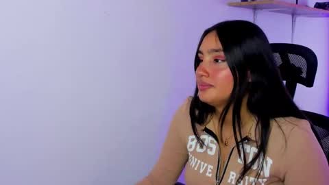 caroline_rodriguez_9 online show from December 22, 7:11 pm