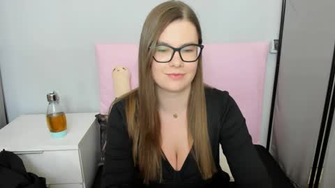 CarolineAmore online show from May 9, 2:44 pm