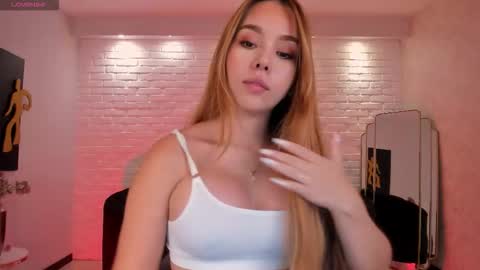 Snapshot of carolinegrace_ chatting on October 23, 10:36 am Caro online show from October 23, 10:36 am