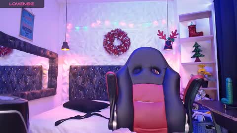 Snapshot of carolinescoth_dl chatting on December 11, 8:39 pm Caroline Scoth online show from December 11, 8:39 pm