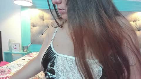 Snapshot of carolinne_89 chatting on January 2, 2:02 pm caro online show from January 2, 2:02 pm