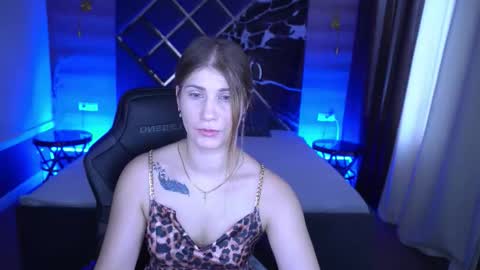 Snapshot of cassandragood chatting on November 11, 8:03 am Lena online show from November 11, 8:03 am