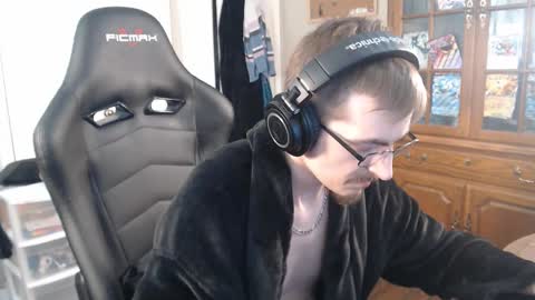 Snapshot of casuallycorrupt chatting on October 31, 12:11 am casuallycorrupt online show from October 31, 12:11 am